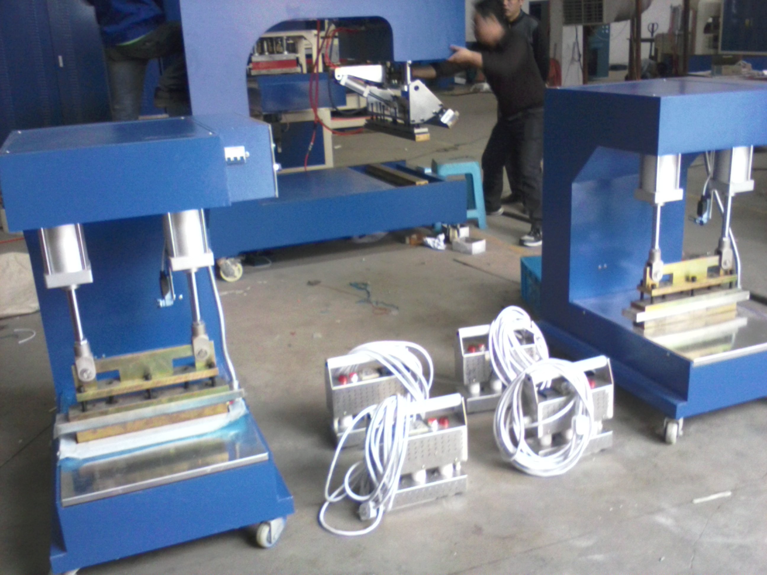 寧波東雄機電設備 專業定做PTFE膜結構工業與食品輸送帶，引領塑料焊接高周波技術